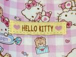 フロント上部には「HELLO KITTY」のロゴの織りタグ付き♪