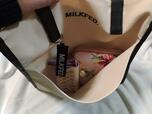 【MILKFED.（ミルクフェド）トートバッグ ＆ ロゴストラップ】フロント部分には、大きなポケットあり