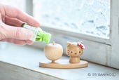 【ハローキティ「アロマスタンド（レッド）」2,530円】りんごのくぼみにアロマオイルを垂らすことで、ほのかにひろがる香りを手軽に楽しむことができる