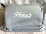 ポケットにはホワイトの「Coleman」のロゴ入り