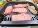【アイリスオーヤマ 減煙焼肉マルチカセットコンロ】脂多めのお肉を焼いても煙はほとんど出ていません!