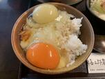 【喜三郎農場 ゆうやけ卵（手前）、お米卵（奥）】黄身が濃厚なゆうやけ卵と、白い黄身が特徴のお米卵