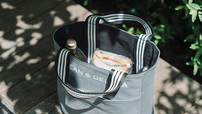 【DEAN ＆ DELUCA「リバーシブルトートバッグ」Sサイズ】ほどよいマチがあり、ランチボックスも安定して持ち運べます◎