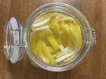 【レモン酒 作り方】レモンの皮とお酒を注いで完成です!