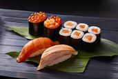 左上から)イクラ・鮭イクラ・サーモン巻 左下から)づけサーモン・炙りトロサーモン