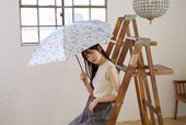 水彩で描かれた小さな花がカラフルな「レインボーフラワー」