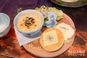 ＜エルサ＞マフィンサンドとスープパスタのマジカルプレート～不思議な歌声に誘われて～  2,390円／スープボウル付き： 3,990円