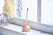【ミッフィー新作木製雑貨】「ミッフィー ペンスタンドTYPEⅡ」1,650円／目を閉じたミッフィーが穏やかな雰囲気を醸し出します