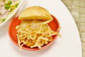 チリトマトヌードルのハンバーガー仕立て