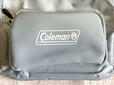 ポケットにはホワイトの「Coleman」のロゴ入り