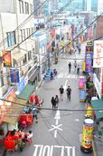 【気になる韓国、ソウルの今・忠武路】東側の進陽商街（ジニャンサンガ）のビルから忠武路2ギルを見下ろす