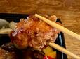 【ガスト　彩り野菜の黒酢から揚げ弁当】唐揚げはジューシーで柔らかく、黒酢との相性も抜群