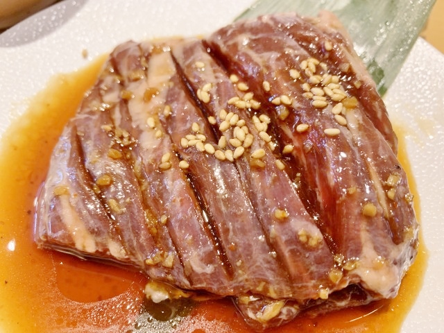 厳選した肉味の強いハラミの厚い所だけを使用した名物商品。