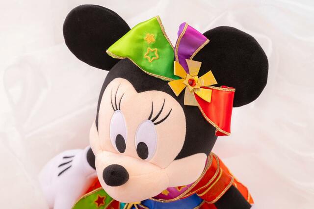 ぬいぐるみセット 30,000円｜ミッキーマウス：全長 約58cm、座り 約43cm／ミニーマウス：全長 約57cm、座り 約40cm｜東京ディズニーリゾート40周年“ドリームゴーラウンド”予約販売限定グッズ｜予約販売期間：2023年10月19日（木）～11月12日（日）｜予約販売店舗：東京ディズニーリゾート・アプリ　オンラインショッピング（東京ディズニーランド「グランドエンポーリアム」と東京ディズニーシー「エンポーリオ」にて予約販売商品の展示を行います）｜発送時期：2024年5月下旬以降