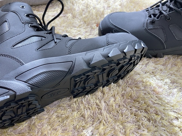 【ワークマン ブレイブセーフティハイカットシューズ】しっかり固く、よほどのものが落ちてこない限り頑丈