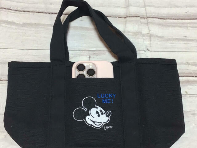 フロントポケットはスマホがジャストフィットするサイズ感