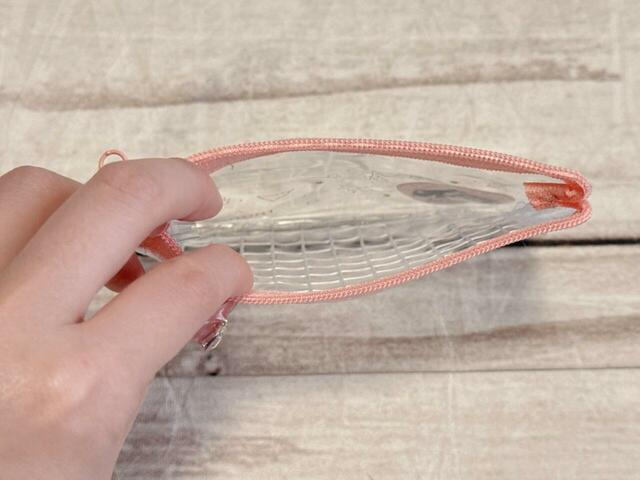 前面はクリア、背面がメッシュ仕様