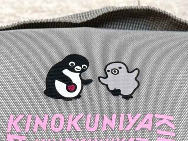 Suicaのペンギンが持ってるものに驚く子ペンギン。Suicaのペンギンが持っているのはいちごでしょうか？