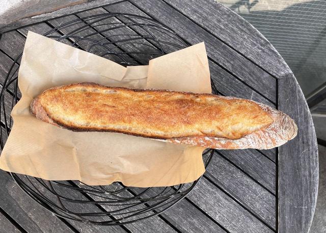 【パン デ フィロゾフ】1日100本売れている『フィロゾフ』のベストセラー「アルファ・バゲット」