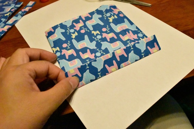 折ったり畳んだりのり付けする