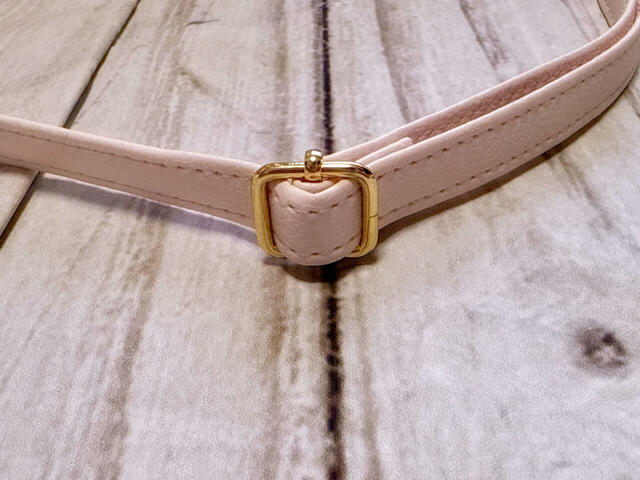 ショルダーストラップはもちろん長さ調整可能。金具のゴールドも大人かわいいポイントに！