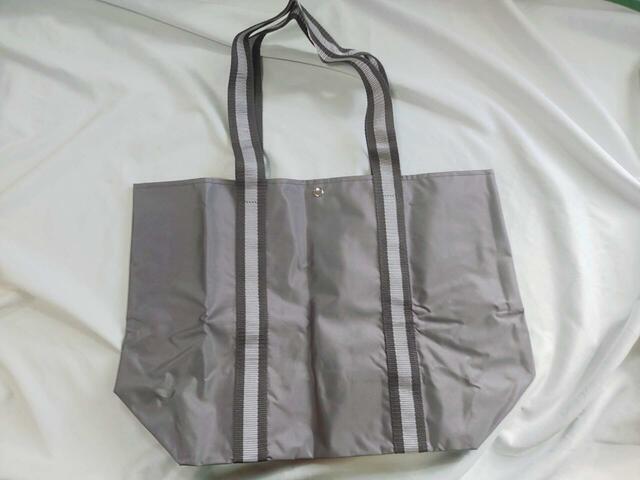 裏面はシンプルな無地