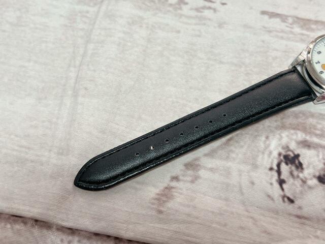 ベルトはブラック