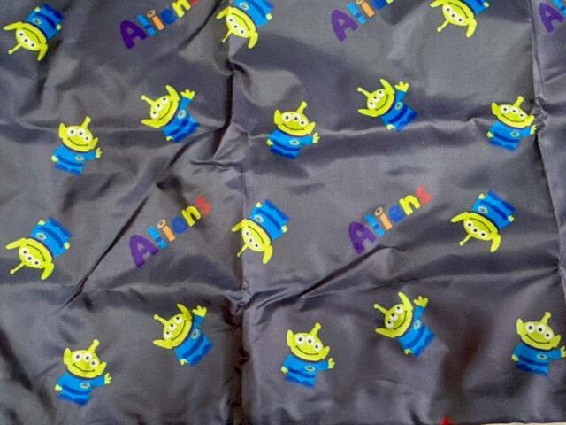 ダークグレーにリトル・グリーン・メンの総柄デザイン。シックなカラーにカラフルな総柄が大人の遊びごころを演出してくれます♪