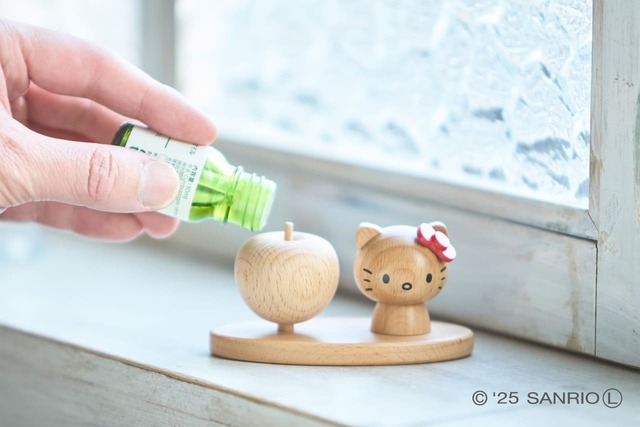 【ハローキティ「アロマスタンド（レッド）」2,530円】りんごのくぼみにアロマオイルを垂らすことで、ほのかにひろがる香りを手軽に楽しむことができる