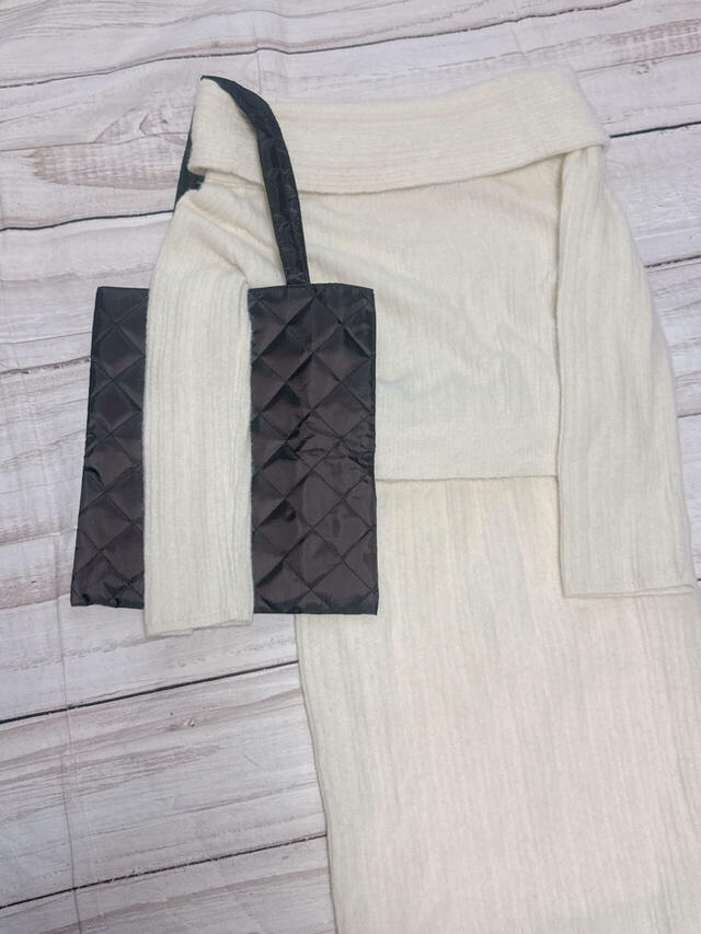 フェミニンなニットのセットアップに合わせてもGood！