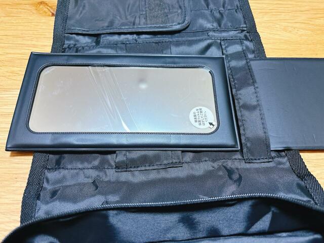 【3COINS 解決コスメポーチ】スタンドミラーも内蔵されているという充実ぶり!角度調整も可能です