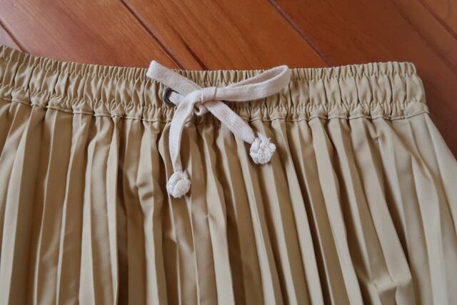 レディース撥水ライトプリーツスカート(税込1,900円) 紐を付け替えた例