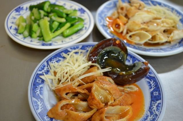 『巷頭粿仔湯』の粿仔米粉麺は豚モツやちくわも有名。日本のちくわとは形が異なるが、不思議な噛みごたえが癖になる