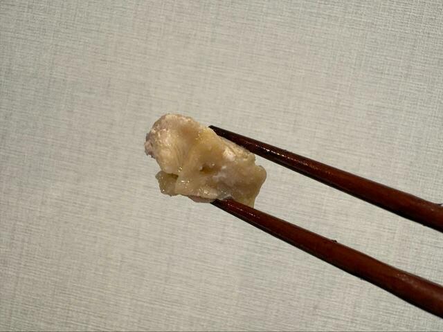 【ロピア 冷凍国産焼鳥】串から外してひと口つまんでみると、ふわっとやわらかくてジューシー!シンプルな調理でここまで仕上がるとは、国産鶏もも肉の実力です◎