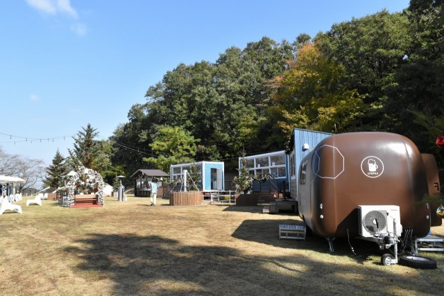 キッチンカーが並んでいる