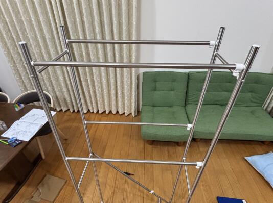 【ニトリ伸縮ステンレス洗濯機ラック】高さがあるため、1人が支えながらもう1人が作業する2人作業が基本です