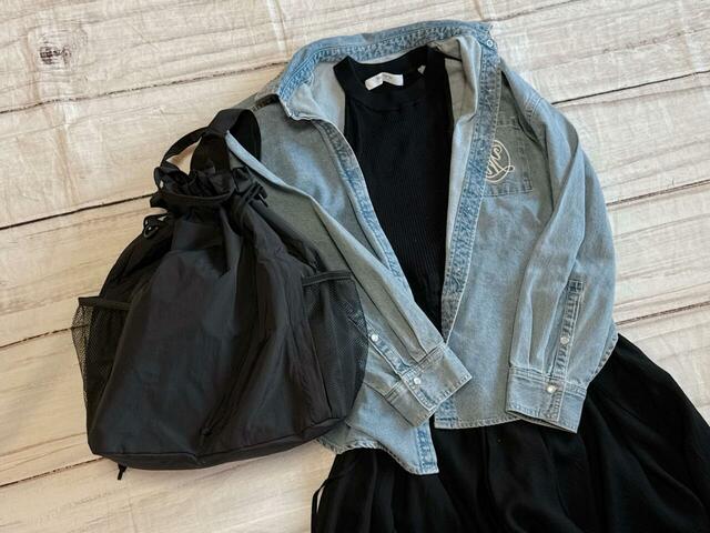 ワンピーススタイルでリュックとして持つときは、シャツなどを羽織ってカジュアルダウンすると◎