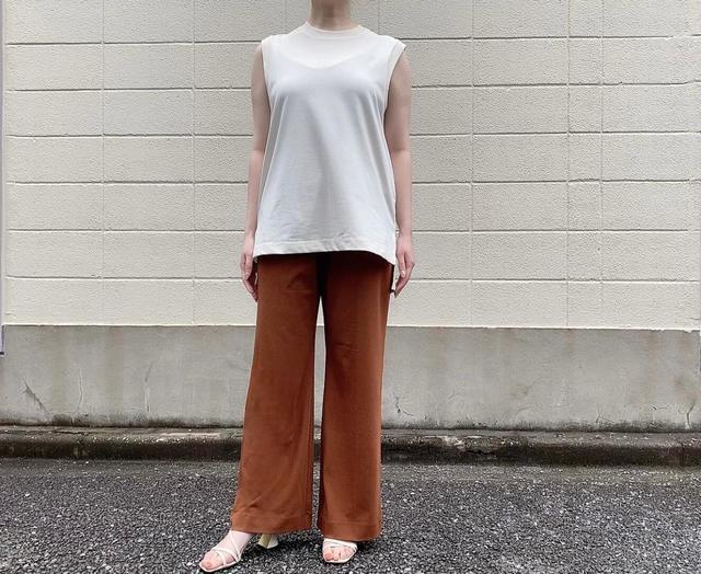 【UNIQLO（ユニクロ）】エアリズムコットンオーバーサイズT（ノースリーブ）オフホワイトSサイズ・エアリズムコットンタックパンツ　ブラウンSサイズ着用