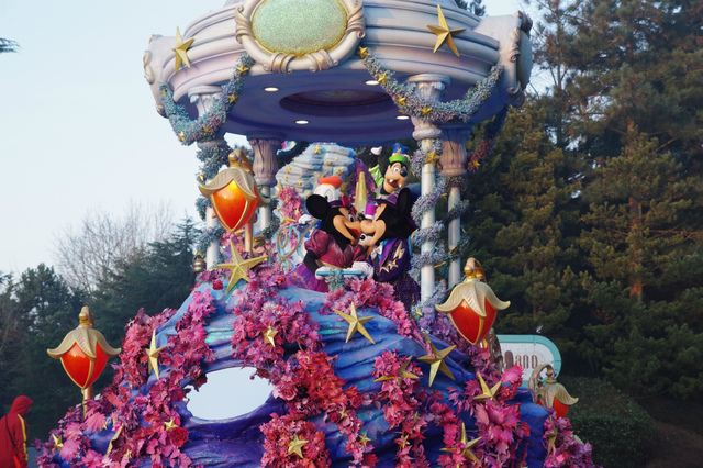 きらびやかなフロートにはミッキーやミニーが!｜「Disney Magic on Parade!」