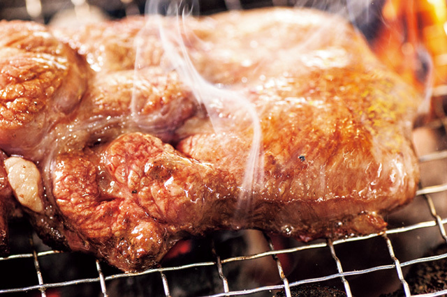 錦糸町ホルモン 天狗（錦糸町） 厚切りタン 700円 肉汁たっぷりの牛タンは食べ応えも格別。ボリュームがありながら食べやすい厚さ。