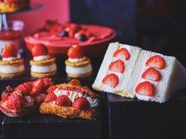 DYIスイーツ例 (左手前)バゲットを使用 (中央)クロワッサンを使用 (右)ホワイトブレッドを使用 (奥)クッキーを使用【コンラッド大阪「The Elegant Red(ジ・エレガント レッド)」ストロベリースイーツビュッフェ】