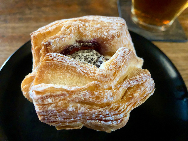 【スターバックス　ブルーベリー&クリームチーズデニッシュ】サクサクしたデニッシュ生地が美味しそう