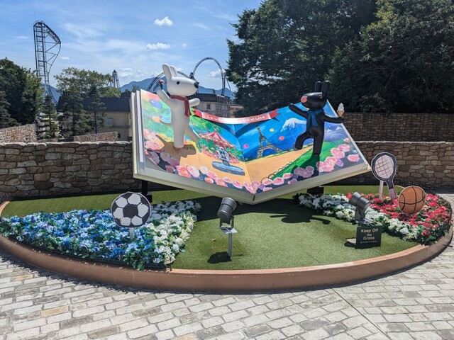 【富士急ハイランド・リサとガスパール タウン】タウン内は現在「フランス・パリ」と「スポーツ」を意識した特別デコレーションで装飾されている