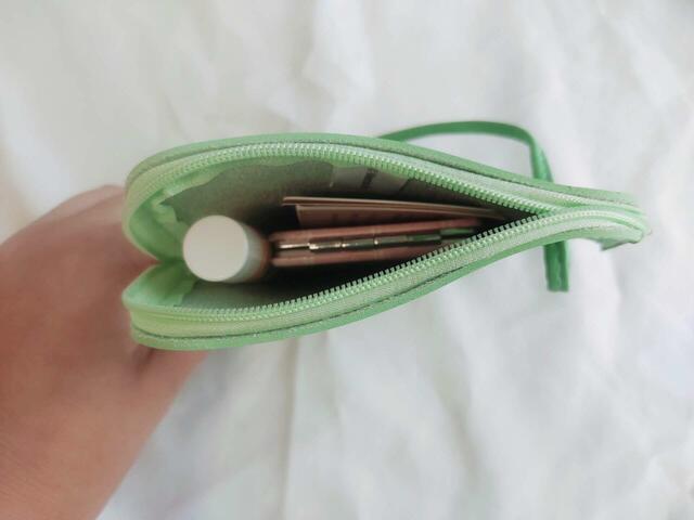 ポイントカードやリップなどの小物がすっぽり入ります