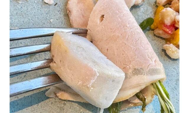 【レストラン グランサンク　千葉県産マーガレットポークと根菜】里芋やサツマイモなどの根菜とともに