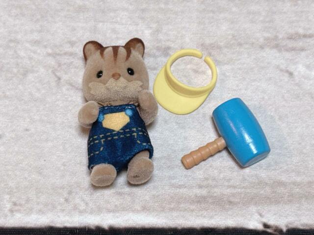 サンバイザーは取り外し可能！ほかにビッグハンマーもセットになっています