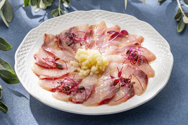 「鰤のカルパッチョ 洋梨とオリーブオイル」＜期間：2025年12月26日～2026年3月11日＞【【ヒルトン名古屋】年末年始はズワイガニ・マグロ・サーモン・エビ食べ放題！地中海グルメで彩る冬のビュッフェ開催！】