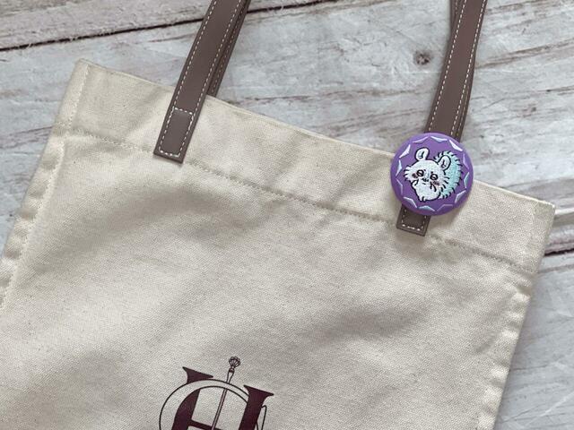 持ち手に通すようにつけると、バッグに穴を開けずにつけられます♪