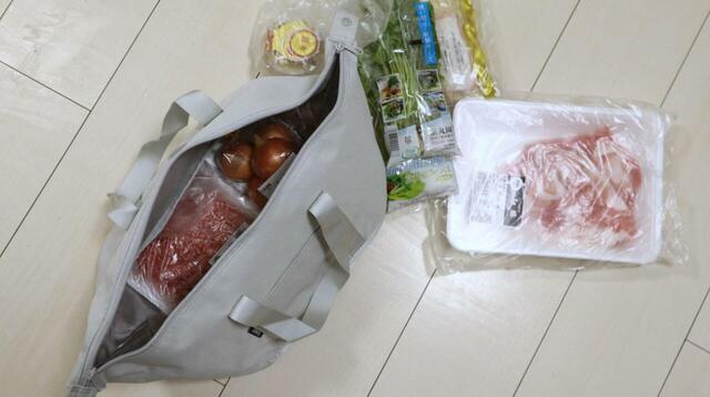 【山崎実業 tower スーパー・コンビニ弁当がそのまま入る 洗えるお弁当バッグ】1〜2日分の買い出しにもおすすめ！300g程度の肉パック2つ、小さめの野菜3種、カップデザート1個が入りました◎