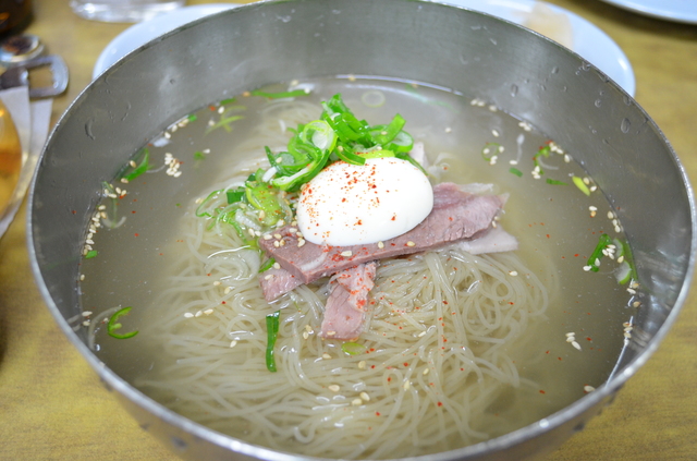 平壌冷麺の一例。こちらのトッピングは茹で卵、茹で肉、ネギだけで、さらにシンプル